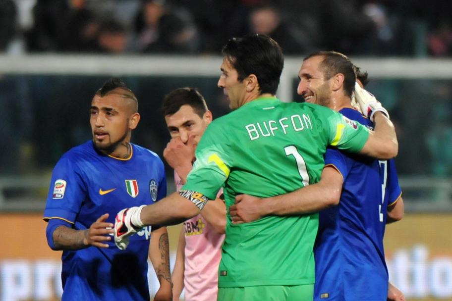Buffon abbraccia Chiellini. Ansa